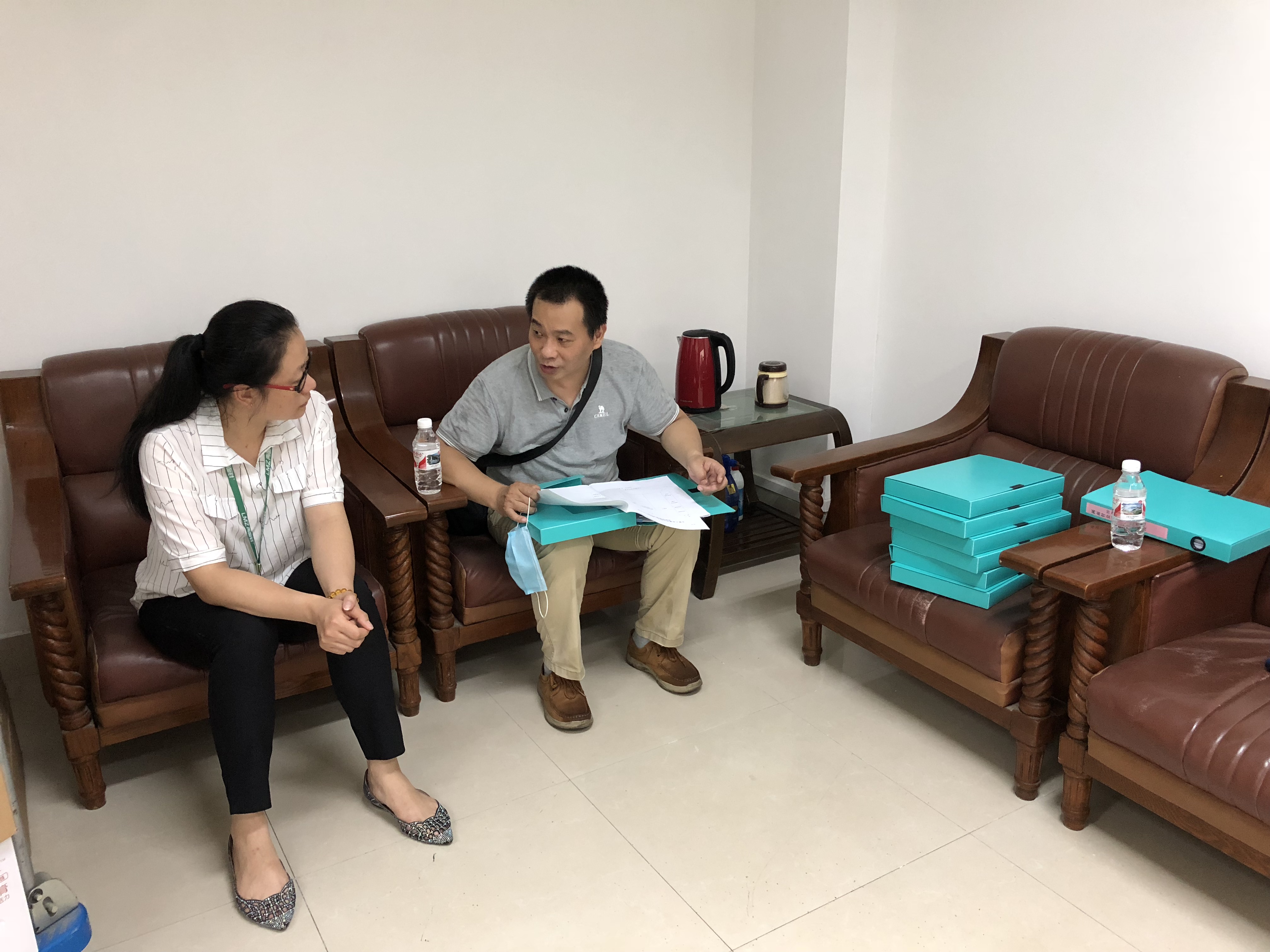 圖二為檢查組人員對所屬企業廉政風險防控工作進行督促指導.JPG